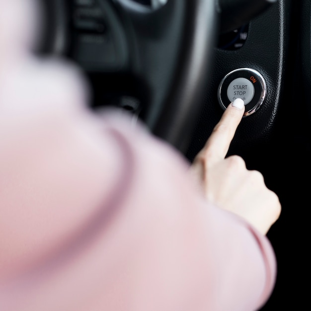 Butang menghidupkan enjin kereta